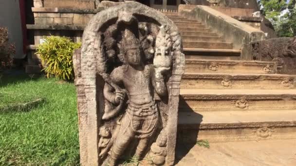 Anuradhapura, Sri Lanka, standbeeld voor de trap naar de tempel — Stockvideo