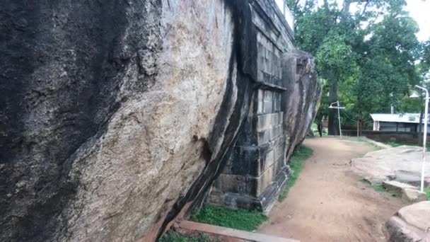 Anuradhapura, Sri Lanka, ingången till grotttemplet — Stockvideo