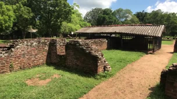 Anuradhapura, Sri Lanka, overblijfselen van het paleis uitzicht onder een hoek — Stockvideo