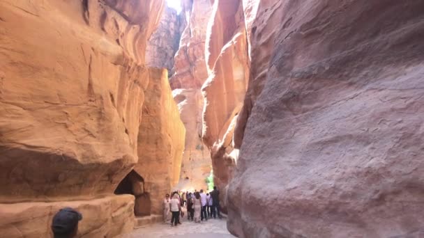 Petra, Jordan - October 17, 2019: Οι τουρίστες εξερευνούν τα ερείπια αρχαίων κτιρίων στα βράχια μέρος 4 — Αρχείο Βίντεο