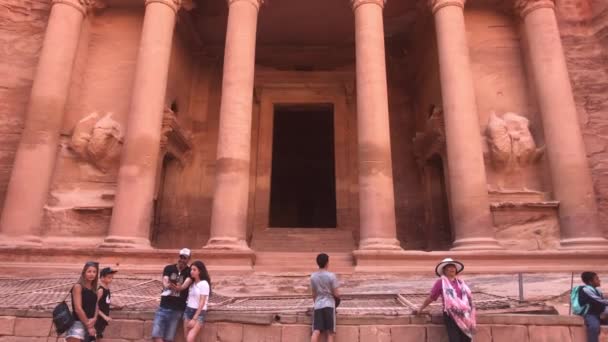 Петра, Иордания - 17 октября 2019 года: Туристы исследуют руины древних зданий в скалах часть 7 — стоковое видео