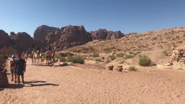 Petra, Jordanië - 17 oktober 2019: toeristen in de vallei van prachtige bergen deel 4 — Stockvideo