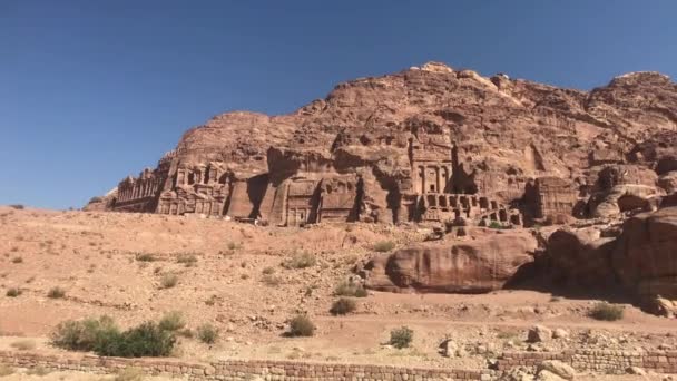 Petra, Jordánsko - horské reliéfy se stavbami vytesanými do skal část 10 — Stock video