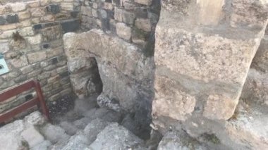 Umm Qais, Ürdün - geçmiş bölümlerden eserler sergileniyor.