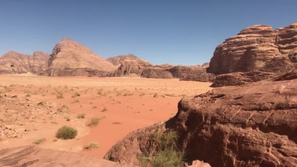 Wadi Rum, Jordânia - areia vermelha no deserto contra o pano de fundo das montanhas rochosas parte 2 — Vídeo de Stock
