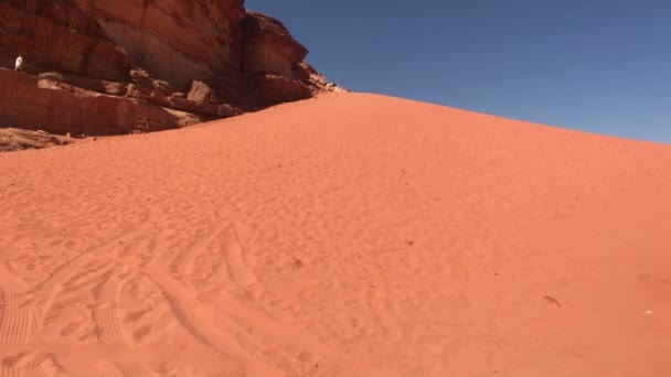 Wadi Rum, Jordania - desierto de arena roja vista fantástica parte 17 — Vídeo de stock