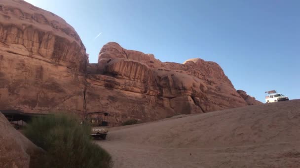 Wadi Rum, Jordania - acantilados rosados y arena roja en el desierto parte 7 — Vídeo de stock