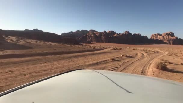 Wadi Rum, Jordania - Conducir en la arena roja en el desierto en coche parte 9 — Vídeos de Stock