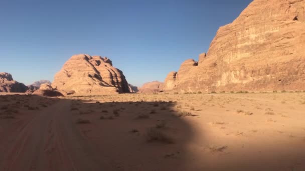 Wadi Rum, Jordânia - dirigindo na areia vermelha no deserto de carro parte 10 — Vídeo de Stock