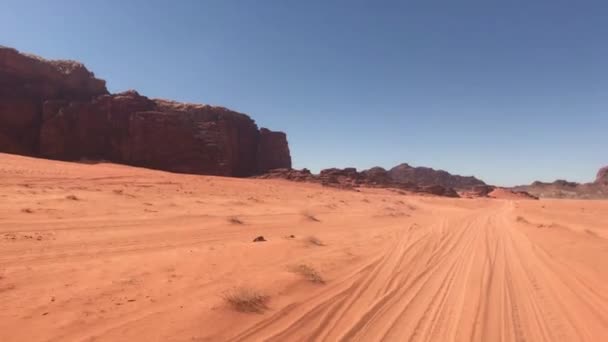 Wadi Rum, Jordania - arena roja en el desierto sobre el telón de fondo de las montañas rocosas parte 5 — Vídeos de Stock