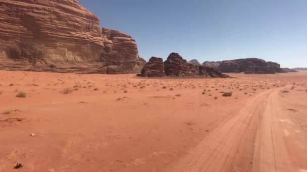 Wadi Rum, Jordania - safari en el desierto con el telón de fondo de hermosas montañas parte 7 — Vídeos de Stock