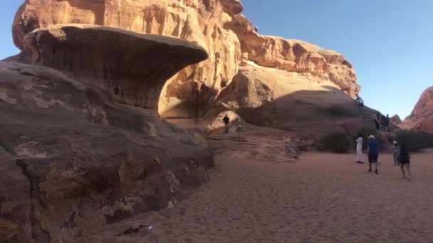 Wadi Rum, Jordania - 17 de octubre de 2019: los turistas exploran los misterios del desierto rojo — Vídeos de Stock