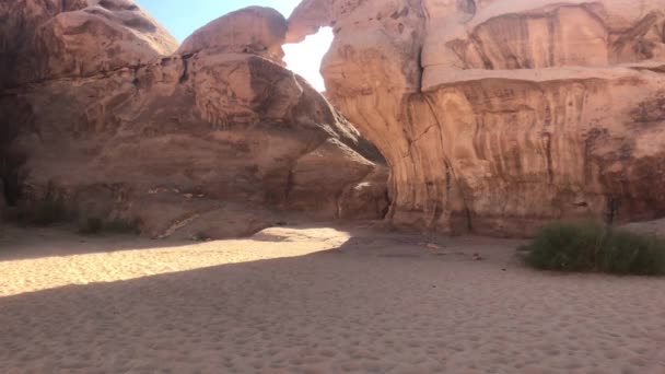 Wadi Rum, Jordania - acantilados rosados y arena roja en el desierto parte 8 — Vídeo de stock