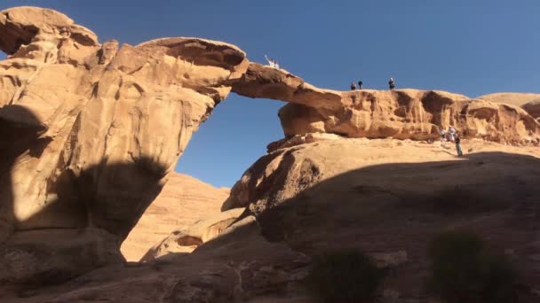 Wadi Rum, Jordan - October 17, 2019: tourists explore the mysteries of the red desert part 11 — Stok video
