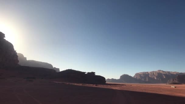 Wadi Rum, Jordânia - dirigindo na areia vermelha no deserto de carro parte 14 — Vídeo de Stock