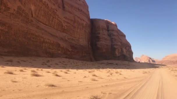 Wadi Rum, Jordania - arena roja en el desierto sobre el telón de fondo de las montañas rocosas parte 13 — Vídeos de Stock