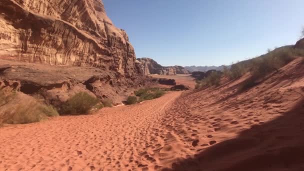 Wadi Rum, Jordan - whimsical cliffs created by time in the desert part 7 — Stockvideo