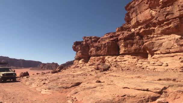 Wadi Rum, Jordânia - Safári de jipe no deserto com areia vermelha parte 11 — Vídeo de Stock