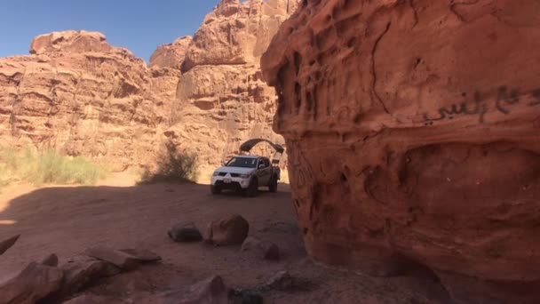 Wadi Rum, Jordanien - nyckfulla klippor skapade av tiden i öknen del 12 — Stockvideo