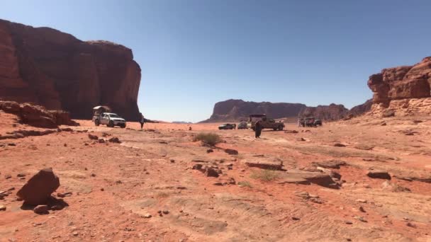 Wadi Rum, Jordanië - 17 oktober 2019: Toeristen op vakantie na rooien woestijnsafari deel 12 — Stockvideo