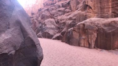Wadi Rum, Ürdün - Çölün 9. bölümünde zamanın yarattığı tuhaf uçurumlar