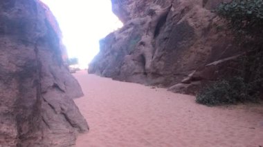 Wadi Rum, Ürdün - Çölün 13. bölümünde zamanın yarattığı tuhaf uçurumlar