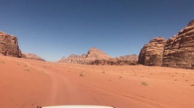 Wadi Rum, Ürdün - Güzel dağların arka planına karşı çöl safarisi Bölüm 19