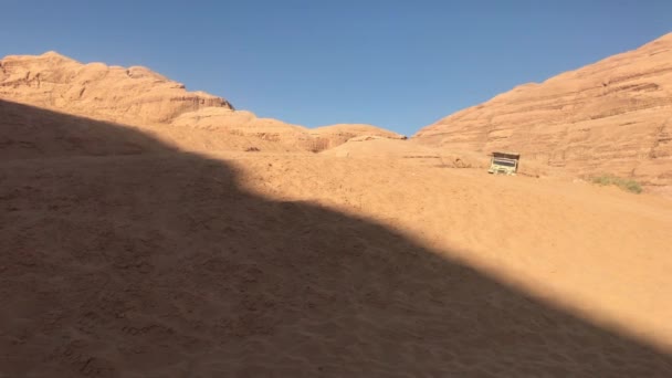 Wadi Rum, Ιορδανία - κόκκινη άμμος στην έρημο με φόντο τα βραχώδη βουνά μέρος 11 — Αρχείο Βίντεο