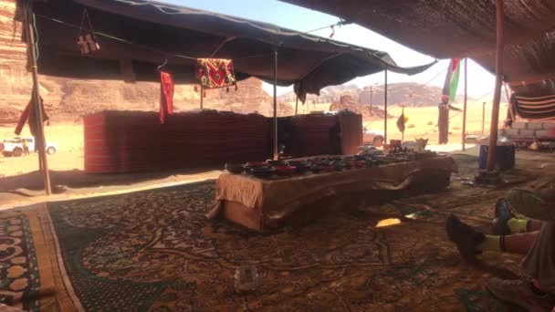 ワディ・ラム、ヨルダン- 2019年10月17日:砂漠のサファリパート11を残酷な後の休日の観光客 — ストック動画