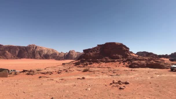 Wadi Rum, Jordanien - roter Sand in der Wüste vor der Kulisse felsiger Berge Teil 18 — Stockvideo