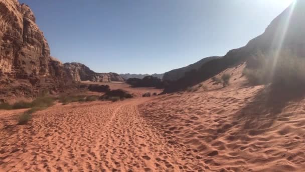 Wadi Rum, Jordan - -在沙漠第8部分，时间创造的怪诞的悬崖 — 图库视频影像