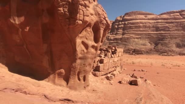 Wadi Rum, Jordan -沙漠中时间创造的怪诞悬崖峭壁 — 图库视频影像