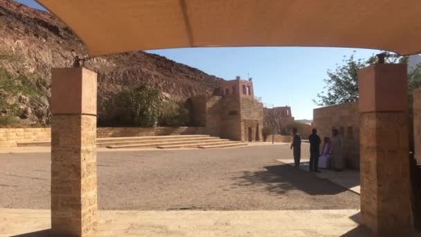 Wadi Rum, Jordanien - 17 oktober 2019: Turister på semester efter ansträngande ökensafari del 1 — Stockvideo