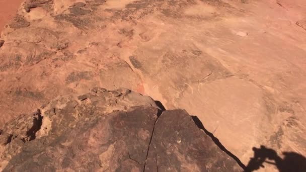 Wadi Rum, Jordanien - 17 oktober 2019: turister utforska mysterierna i den röda öknen del 9 — Stockvideo