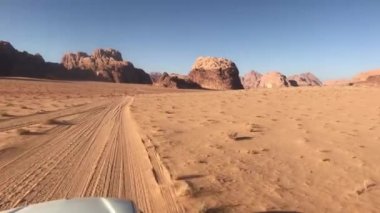 Wadi Rum, Ürdün - Güzel dağların arka planına karşı çöl safarisi Bölüm 9