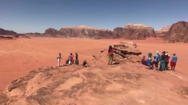 Wadi Rum, Ürdün - 17 Ekim 2019: turistler kızıl çöl 8. bölümün gizemlerini keşfediyorlar.