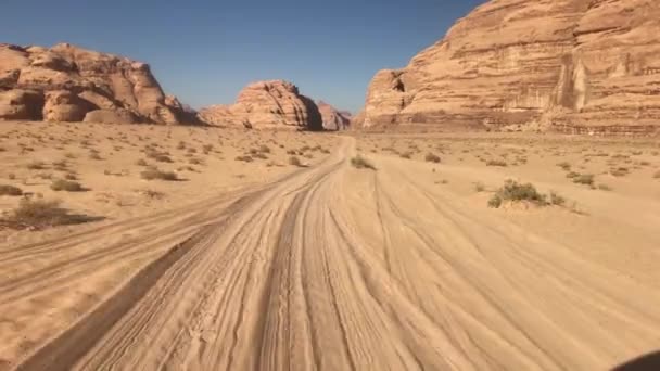 Wadi Rum, Jordan -沙漠中的红色沙子，背景是岩石山脉第7部分 — 图库视频影像