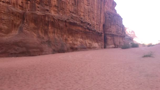 Wadi Rum, Ιορδανία - σαφάρι ερήμου με φόντο τα όμορφα βουνά μέρος 3 — Αρχείο Βίντεο