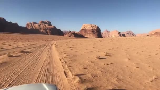 아름다운 산을 배경으로 하는 요르단 사막 사파리 와디 럼주, 9 부 — 비디오