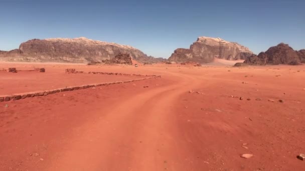 붉은 모래로 뒤덮인 요르단 사막 와디 럼주, 9 부의 환상적 인 광경 — 비디오