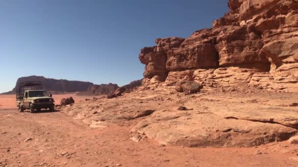 Wadi Rum, Ιορδανία - κόκκινη άμμος στην έρημο με φόντο τα βραχώδη βουνά μέρος 17 — Αρχείο Βίντεο