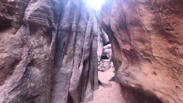 Wadi Rum, Jordanië - grillige kliffen gecreëerd door de tijd in de woestijn — Stockvideo