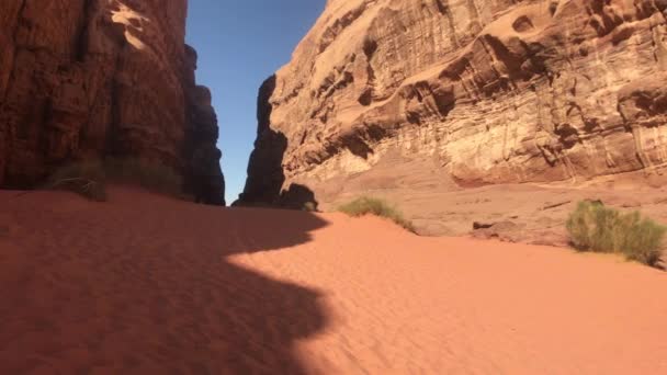 Wadi Rum, Jordanien - skurrile Klippen, die die Zeit in der Wüste Teil 6 geschaffen hat — Stockvideo