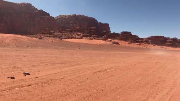 Wadi Rum, Jordania - arena roja en el desierto sobre el telón de fondo de las montañas rocosas parte 4 — Vídeos de Stock