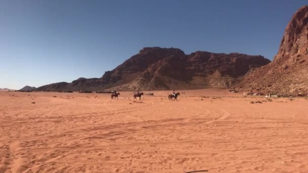 Wadi Rum, Jordan - October 17, 2019: tourists move through the desert — Stock Video