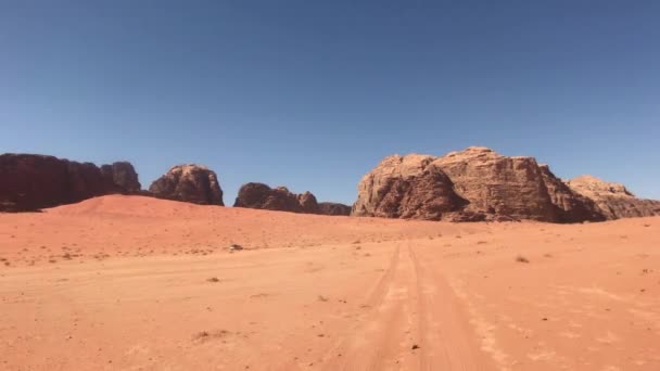 Wadi Rum, Jordan - red sand in the desert against the backdrop of rocky mountains part 20 — Stok video