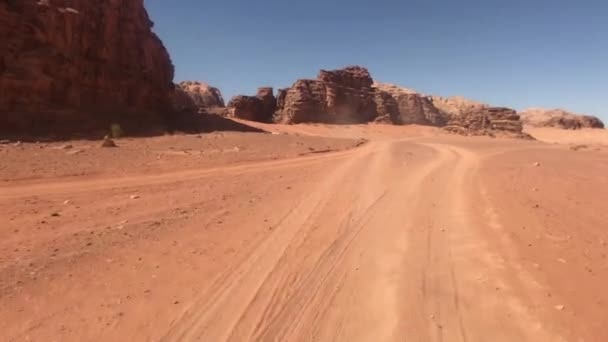 Wadi Rum, Jordan - desert safari against the backdrop of beautiful mountains part 2 — Stok video