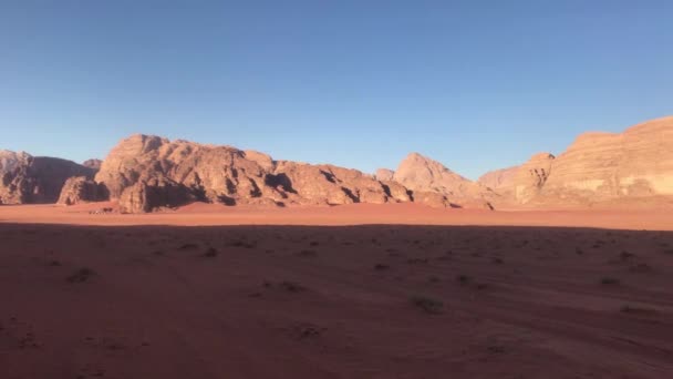 Wadi Rum, Jordânia - dirigindo na areia vermelha no deserto de carro parte 15 — Vídeo de Stock