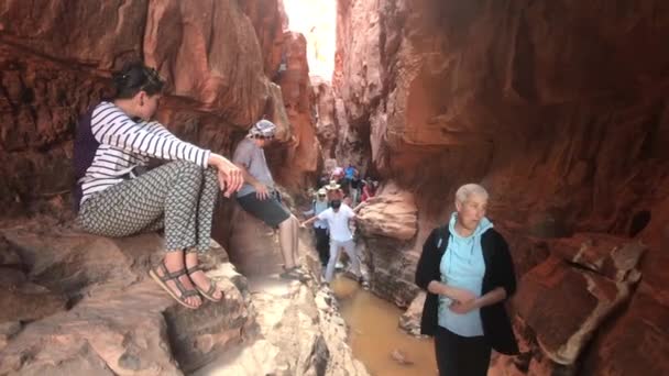 Wadi Rum, Jordania - 17 de octubre de 2019: los turistas exploran los misterios del desierto rojo parte 6 — Vídeo de stock