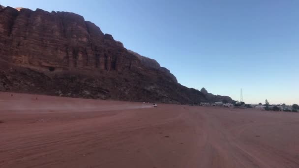 Wadi Rum, Jordânia - falésias cor-de-rosa e areia vermelha no deserto parte 4 — Vídeo de Stock